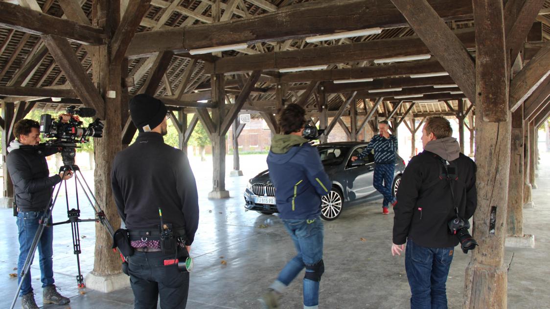 Les cam ras de Top Gear sous la halle de Brienne le Ch teau